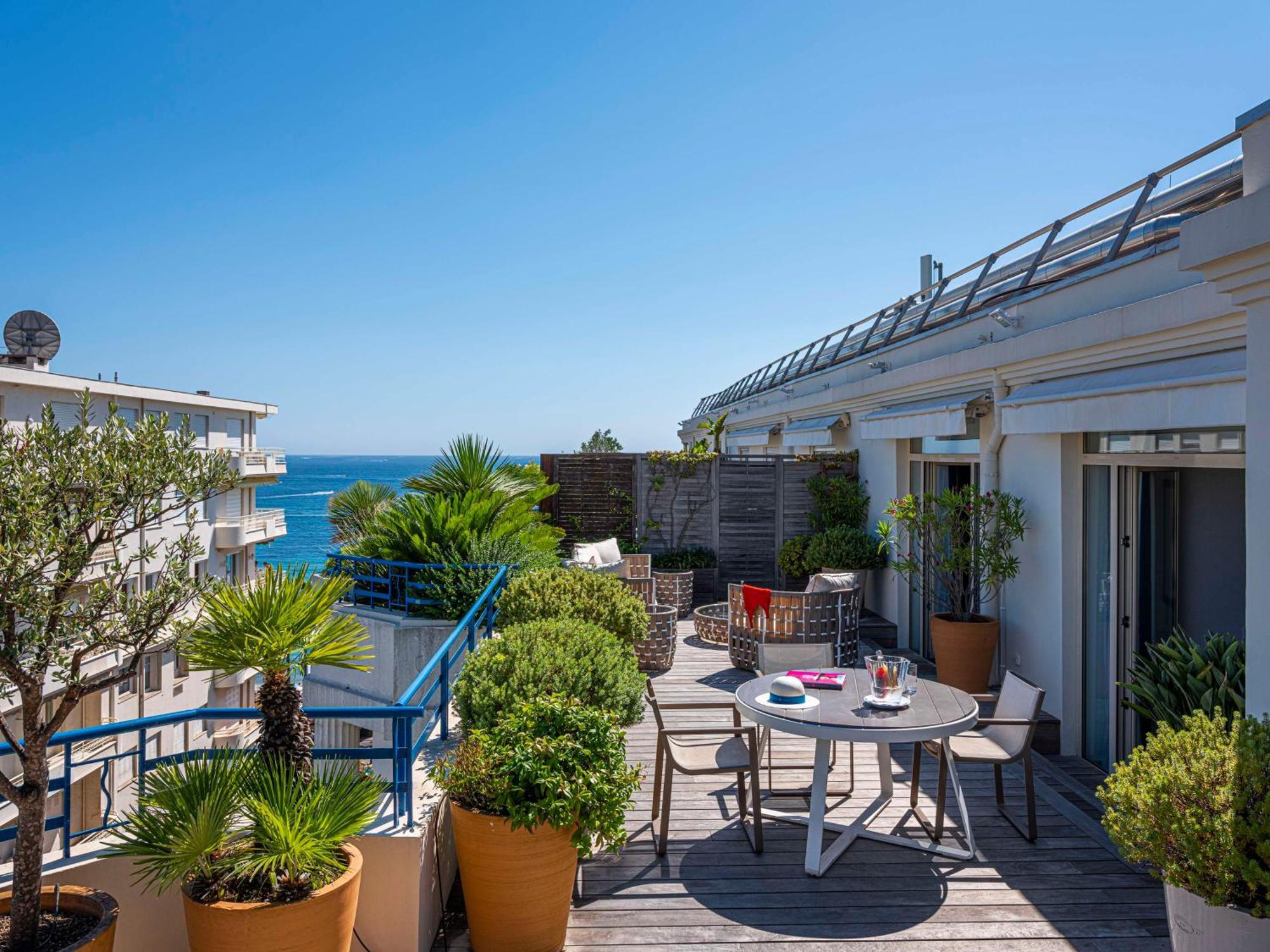 فندق مارتينيز في ذا أنبوند كولكشن باي حياة كان المظهر الخارجي الصورة A rooftop terrace in Nice, France