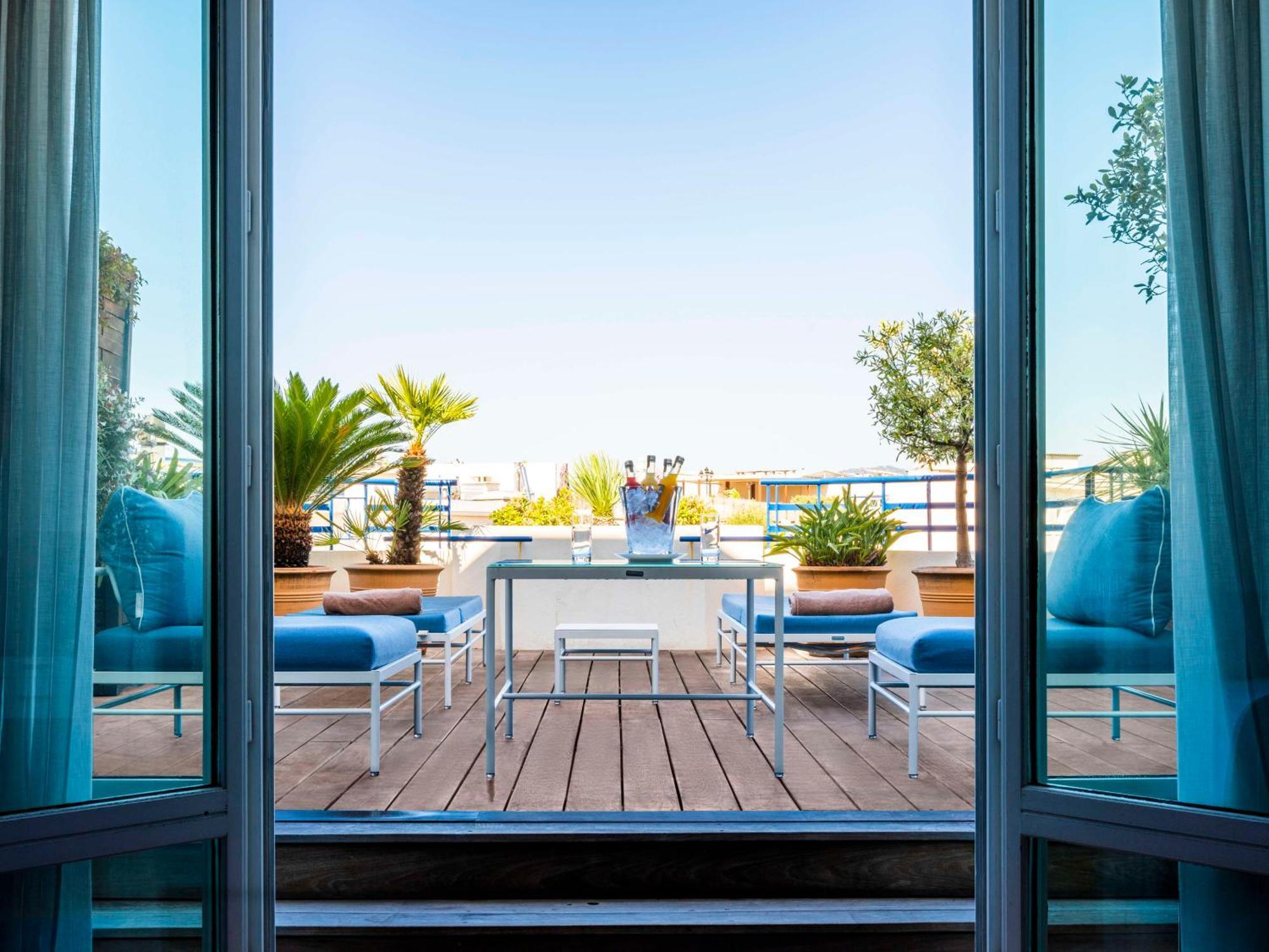 فندق مارتينيز في ذا أنبوند كولكشن باي حياة كان المظهر الخارجي الصورة The hotel's rooftop terrace