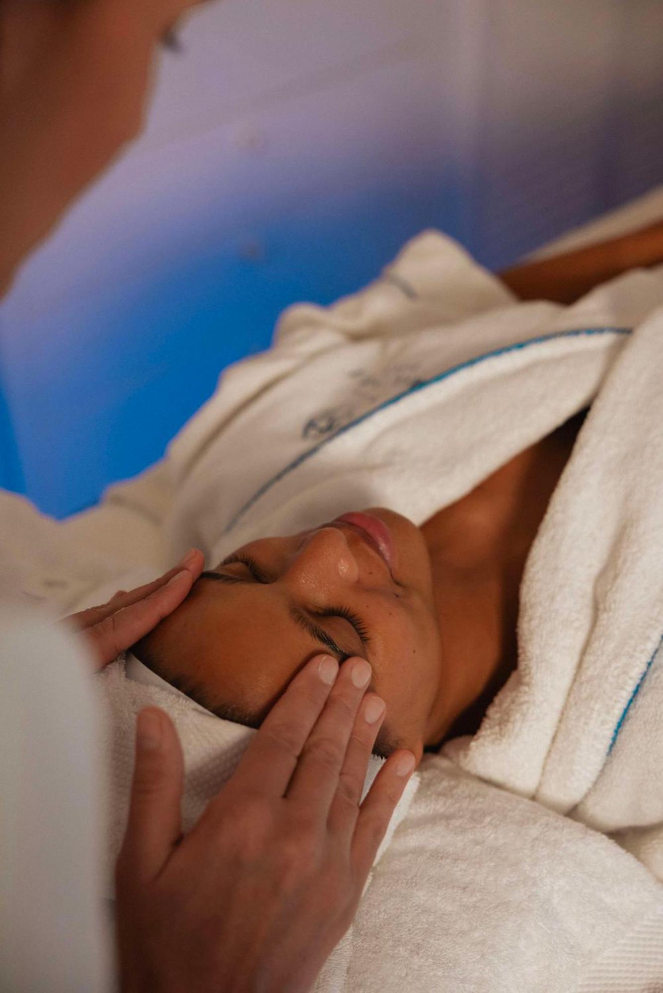 فندق مارتينيز في ذا أنبوند كولكشن باي حياة كان المظهر الخارجي الصورة A woman receiving a facial