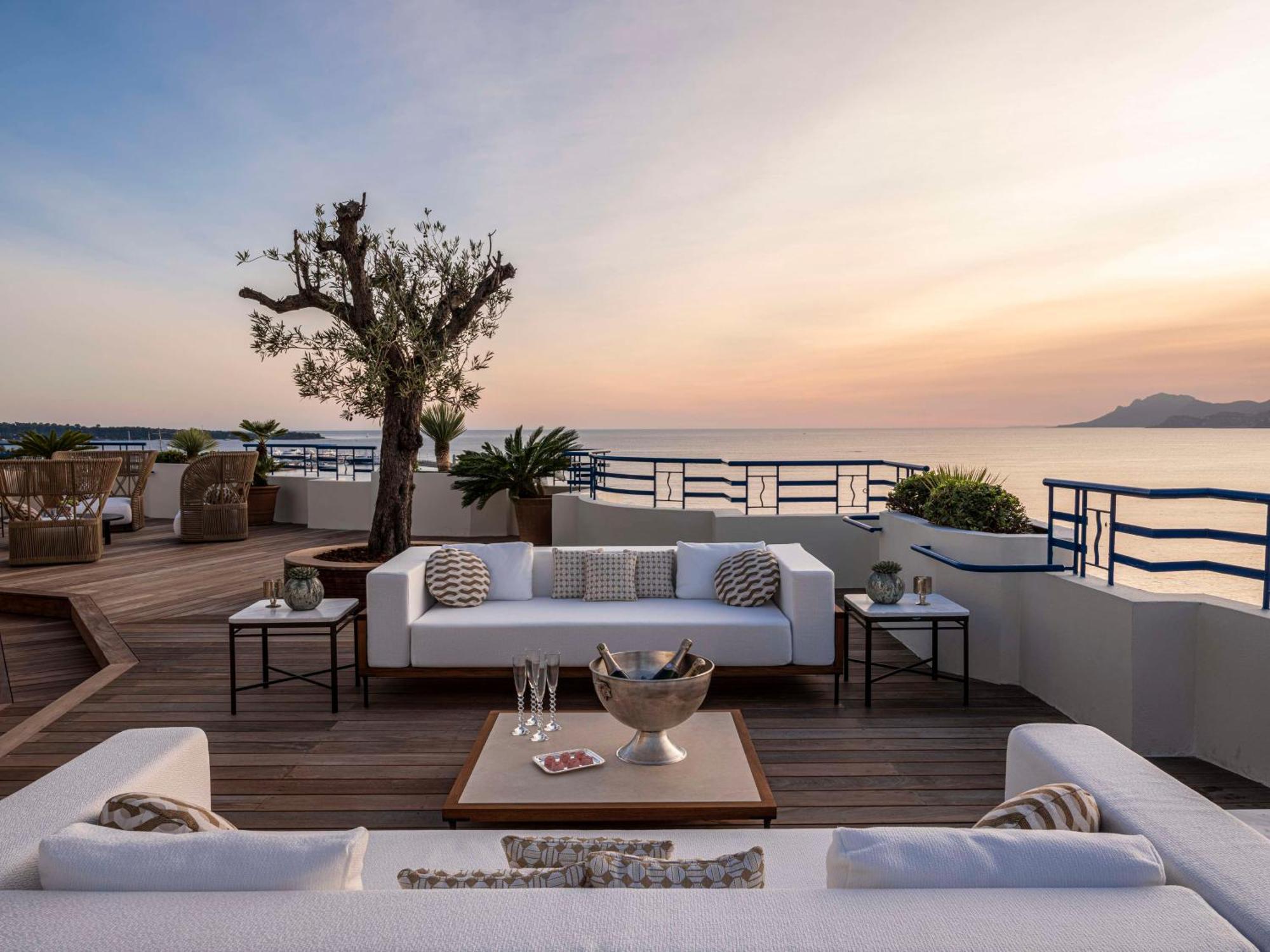 فندق مارتينيز في ذا أنبوند كولكشن باي حياة كان المظهر الخارجي الصورة The rooftop terrace at the Hotel de la Paix
